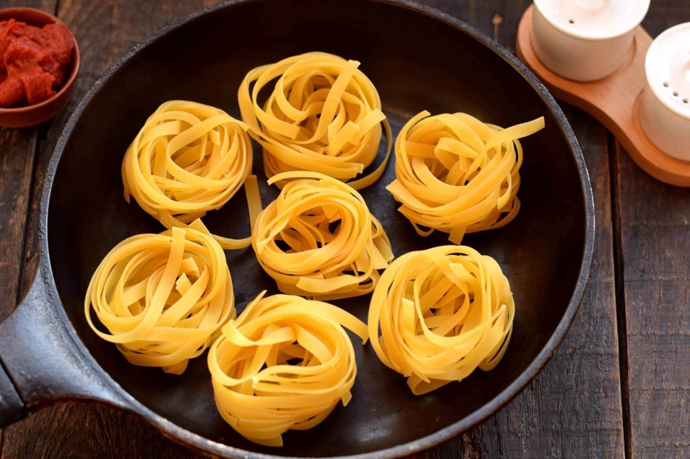 Гнезда на сковороде с фаршем и сыром с томатной пастой рецепт фото