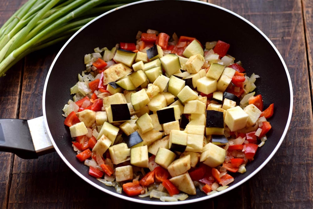 Овощи на сковороде простой рецепт. Рагу в сковороде. Овощное рагу на сковороде. Овощное рагу кубиками. Магги для овощного рагу.